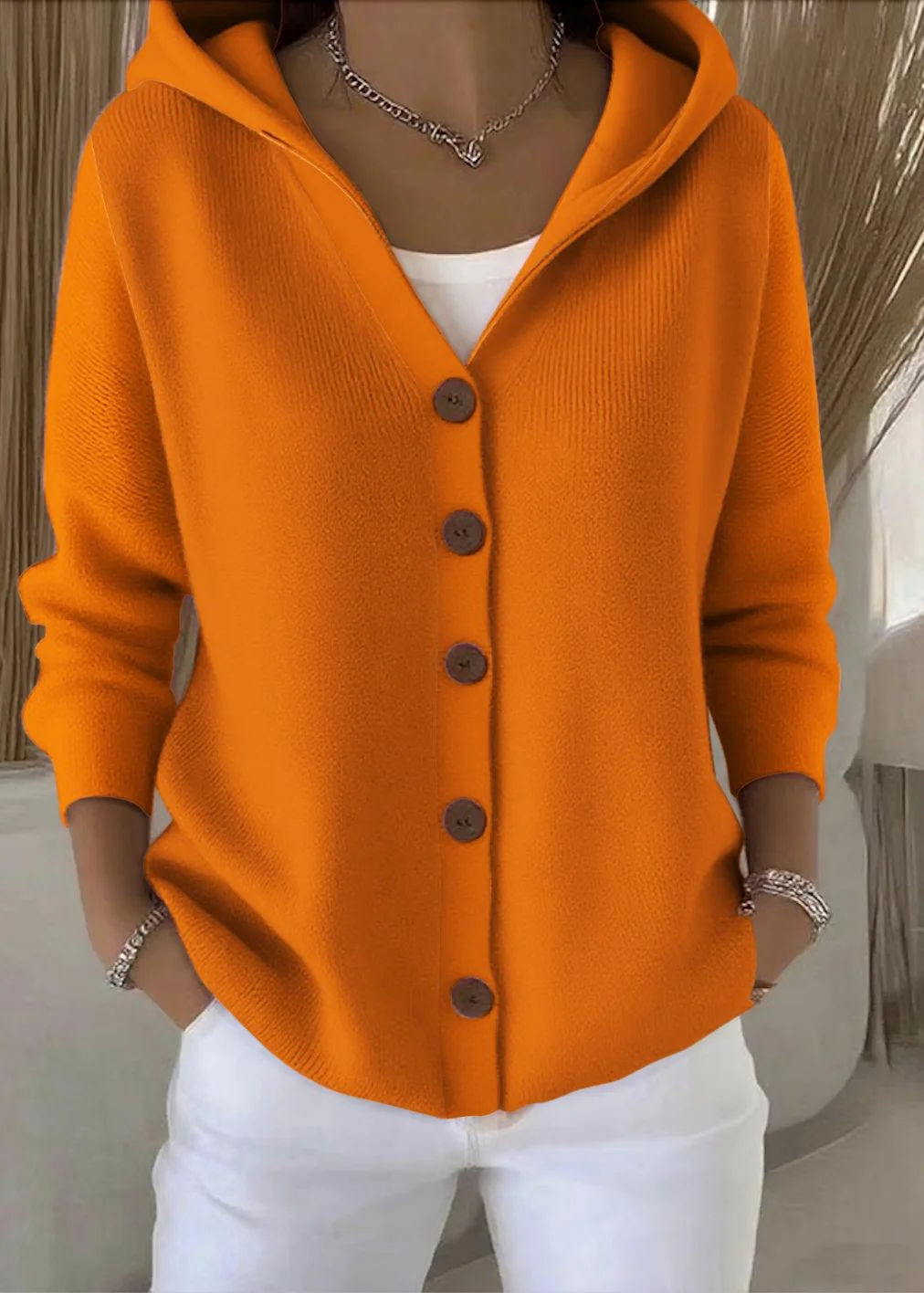 cardigan à capuche élégant en orange, élégant et confortable pour un look décontracté.