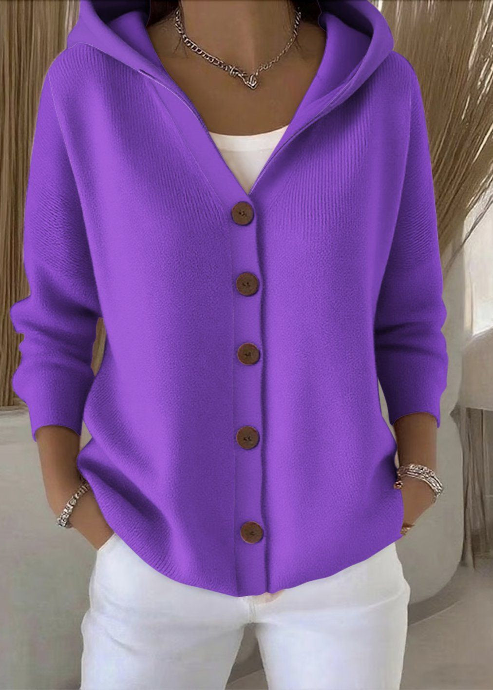 cardigan à capuche élégant en violet avec boutons, élégant et confortable pour un look décontracté.