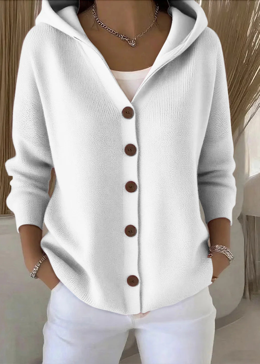 cardigan à capuche élégant en blanc avec boutons en bois, élégant et confortable pour un style décontracté.